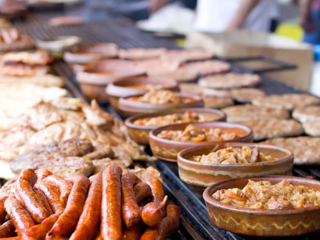 巴尔干美食 — rakija、cevapi、sarma