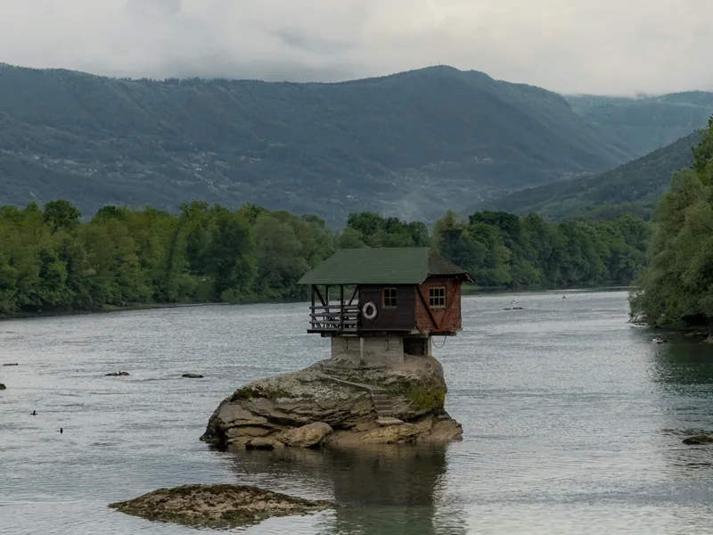 Drina 河中小屋
