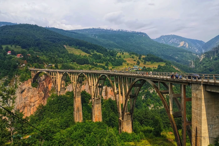 黑山塔拉大桥(Đurđevića Tara 大桥)横跨塔拉河峡谷